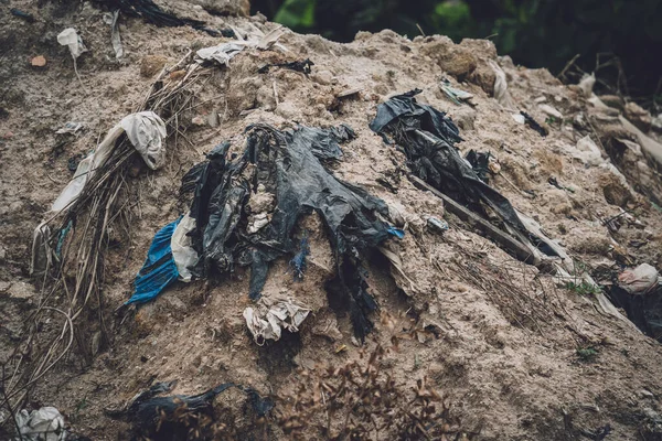 Απορρίμματα Πλαστικών Φιαλών Και Άλλων Τύπων Αποβλήτων Στο Έδαφος — Φωτογραφία Αρχείου