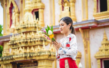 Büyük Budist tapınağındaki güzel Asyalı kız geleneksel kostüm giymiş..