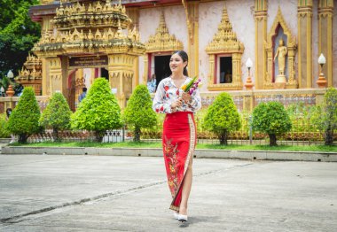 Büyük Budist tapınağındaki güzel Asyalı kız geleneksel kostüm giymiş..