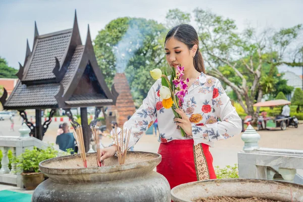 美しいですアジアの女の子で大きな仏教寺院で伝統的な衣装を着て — ストック写真