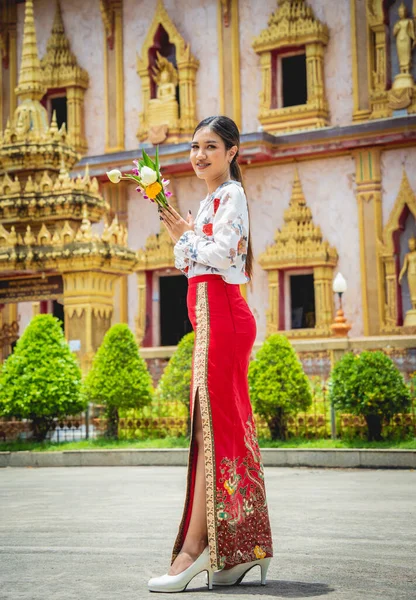 Schönes Asiatisches Mädchen Großen Buddhistischen Tempel Traditioneller Kleidung — Stockfoto