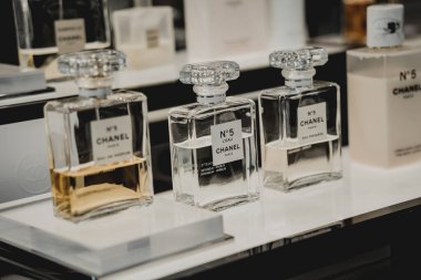 PHUKET, THAILAND - 29 Mayıs 2022: Süpermarket vitrinindeki bir çantada Chanel marka parfümler dizisi.