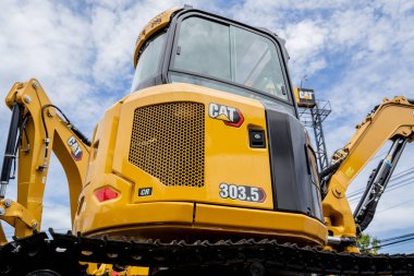 PHUKET, TAHAILAND - HAZİRAN 05, 2022: Caterpillar ağır iş ekipmanları sergi alanında.