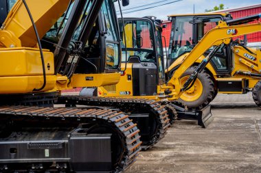 PHUKET, TAHAILAND - HAZİRAN 05, 2022: Caterpillar ağır iş ekipmanları sergi alanında.