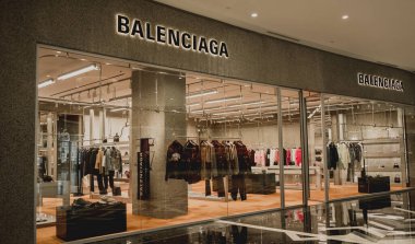 PHUKET, THAILAND - 29 Mayıs 2022: Balenciaga marka perakende satış mağazası logosu alışveriş merkezinin vitrininde.