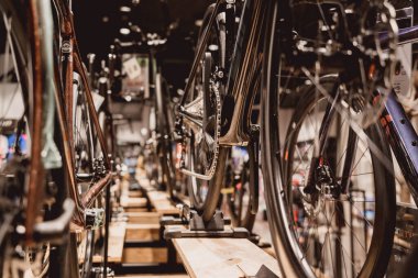 Yeni vites ve dağ bisikleti zincirlerinin fotoğrafı..