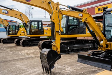 PHUKET, TAHAILAND - HAZİRAN 05, 2022: Caterpillar ağır iş ekipmanları sergi alanında.