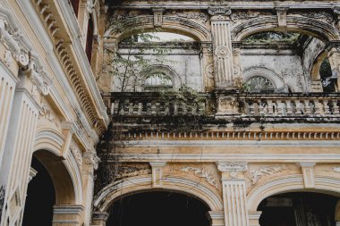 Renkli eski ev cepheleri ve süslü metal balkonlar..