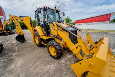 PHUKET, TAHAILAND - HAZİRAN 05, 2022: Caterpillar ağır iş ekipmanları sergi alanında.