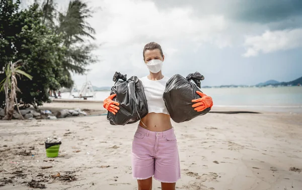 Una Voluntaria Ecologista Limpia Playa Orilla Del Mar Plástico Otros —  Fotos de Stock