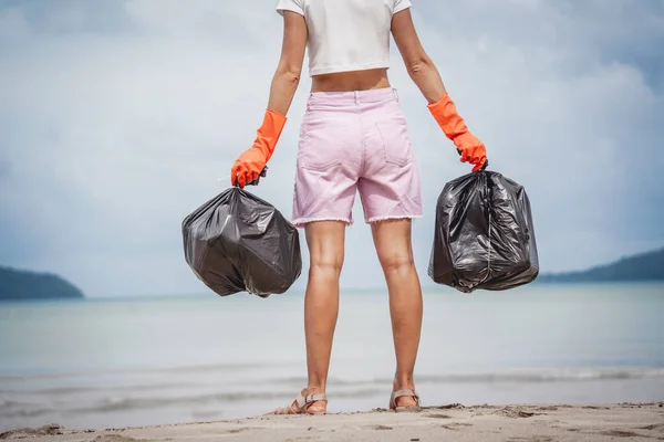 Female Ecologist Volunteer Cleans Beach Seashore Plastic Other Waste —  Fotos de Stock