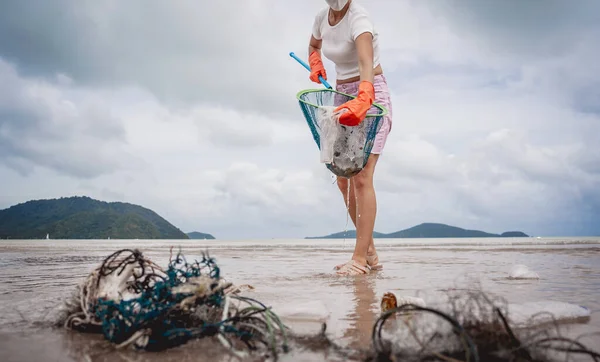 Female Ecologist Volunteer Cleans Beach Seashore Plastic Other Waste — ストック写真