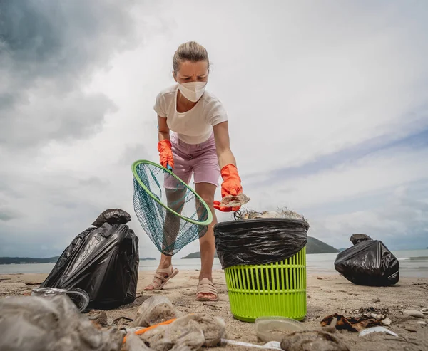 Female Ecologist Volunteer Cleans Beach Seashore Plastic Other Waste — ストック写真