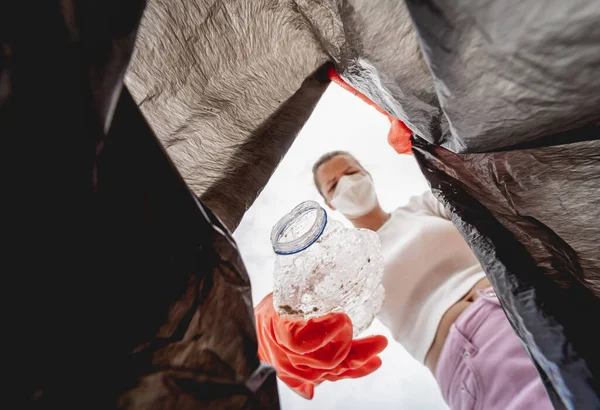 Frau Wirft Plastikmüll Auf Den Großen Müllsack — Stockfoto