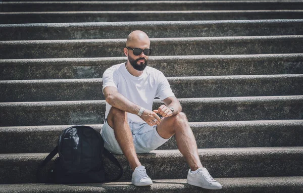 Jovem Solitário Bonito Homem Sentado Nas Escadas Parque — Fotografia de Stock