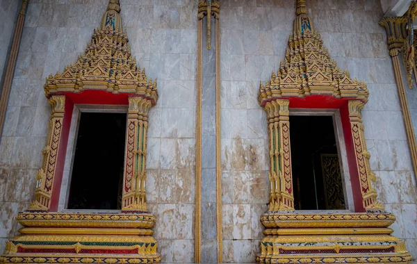 泰国古老的传统佛教寺庙的细节和碎片 — 图库照片