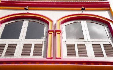 Renkli ev cepheleri ve süslü metal balkonlar..