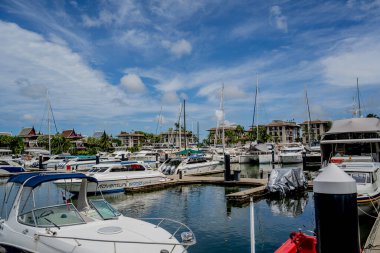 PHUKET, THAILAND - HAZİRAN 05, 2022: Lüks yatlar Asya bölgesi marinasına demirlediler.