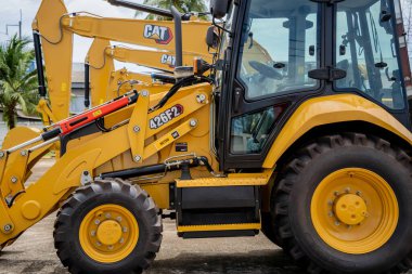 PHUKET, TAHAILAND - HAZİRAN 05, 2022: Caterpillar ağır iş ekipmanları sergi alanında.