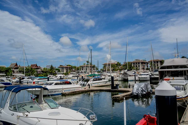 PHUKET, THAILAND - HAZİRAN 05, 2022: Lüks yatlar Asya bölgesi marinasına demirlediler.