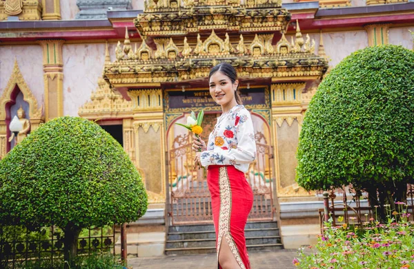 Menina Asiática Bonita Templo Budista Grande Vestida Com Traje Tradicional — Fotografia de Stock