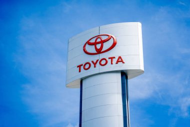 PHUKET, THAILAND - HAZİRAN 05, 2022: Mavi gökyüzüne karşı Toyota Motorları logosu.