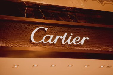 PHUKET, THAILAND - 29 Mayıs 2022: Alışveriş merkezinin vitrininde Cartier marka perakende satış mağazası logosu.