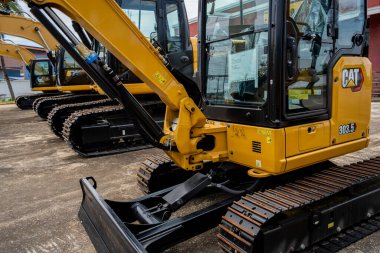 PHUKET, TAHAILAND - HAZİRAN 05, 2022: Caterpillar ağır iş ekipmanları sergi alanında.