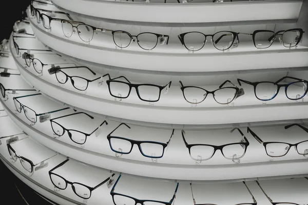 光学商店柜台上成排的太阳镜 — 图库照片