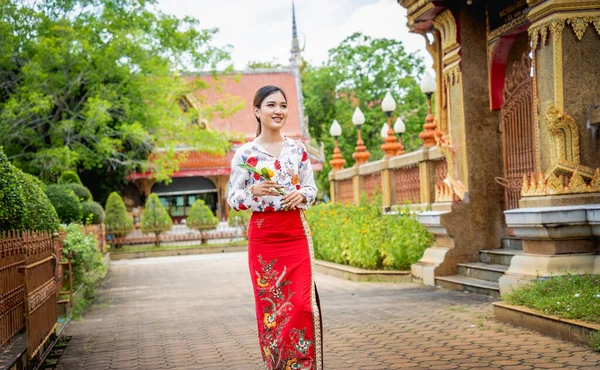 Beautiful Asian Girl Big Buddhist Temple Dressed Traditional Costume — Stock Photo, Image