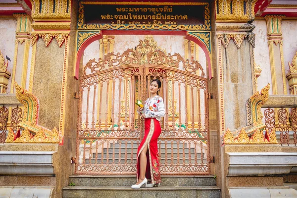 美しいですアジアの女の子で大きな仏教寺院で伝統的な衣装を着て — ストック写真