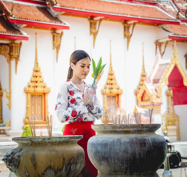 Bella Ragazza Asiatica Grande Tempio Buddista Vestito Costume Tradizionale — Foto Stock