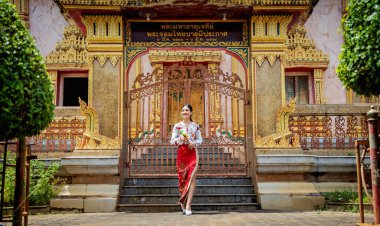 Büyük Budist tapınağındaki güzel Asyalı kız geleneksel kostüm giymiş..