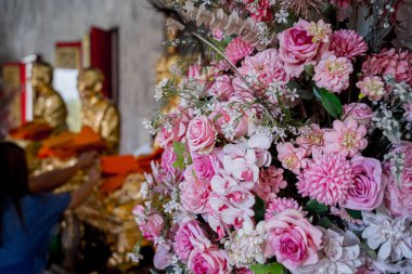 Tayland 'daki eski Budist tapınağının içinde..