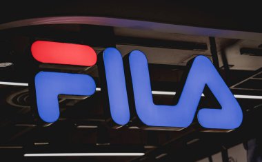 PHUKET, THAILAND - 29 Mayıs 2022: Alışveriş merkezinin vitrininde Fila Curl marka perakende satış mağazası logosu.