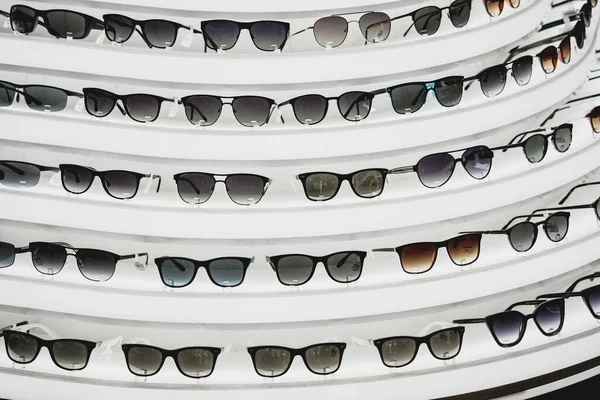 Bir Optik Mağazanın Tezgahında Güneş Gözlüğü Sıraları — Stok fotoğraf