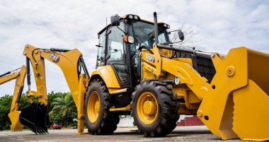 PHUKET, TAHAILAND - HAZİRAN 05, 2022: Caterpillar ağır iş ekipmanları sergi alanında.