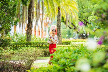 Büyük Budist tapınağındaki güzel Asyalı kız geleneksel kostüm giymiş..
