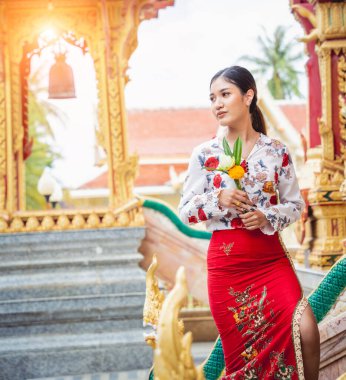 Büyük Budist tapınağındaki güzel Asyalı kız geleneksel kostüm giymiş..