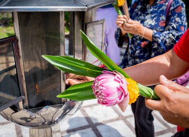 Büyük Tayland tapınağında tütsü yakma ayini..