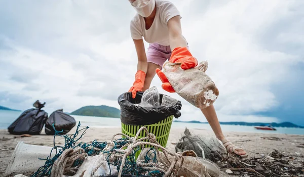 Female Ecologist Volunteer Cleans Beach Seashore Plastic Other Waste — Stockfoto