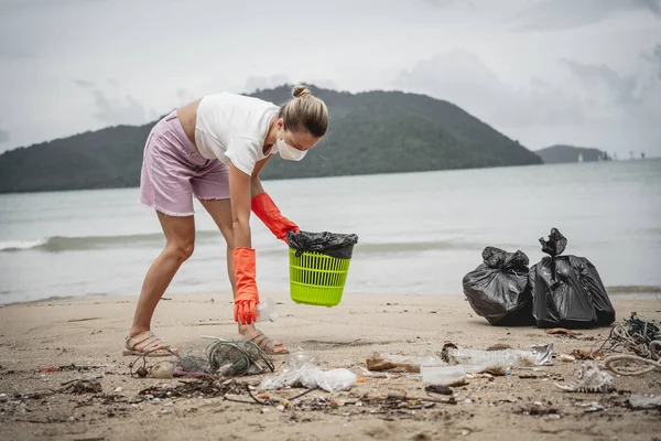 Female Ecologist Volunteer Cleans Beach Seashore Plastic Other Waste — Stockfoto