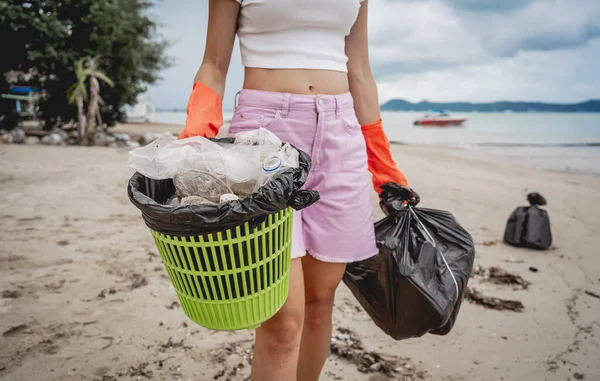 Female Ecologist Volunteer Cleans Beach Seashore Plastic Other Waste — Stockfoto