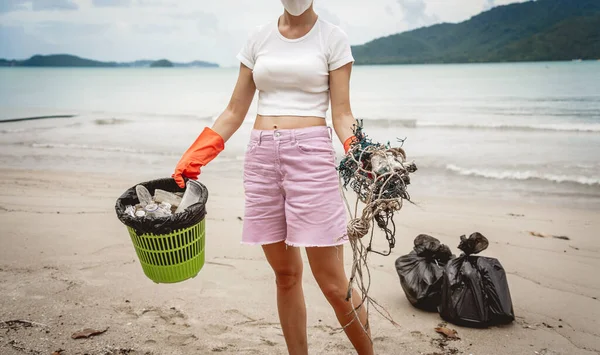 Жіночий Еколог Доброволець Очищає Пляж Узбережжі Від Пластику Інших Відходів — стокове фото