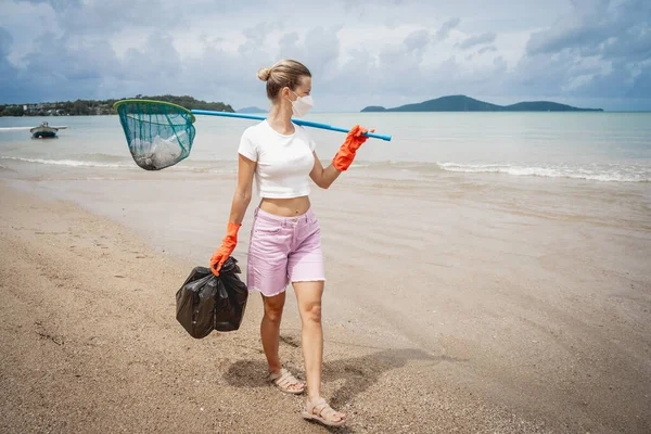 Female Ecologist Volunteer Cleans Beach Seashore Plastic Other Waste — Stok fotoğraf
