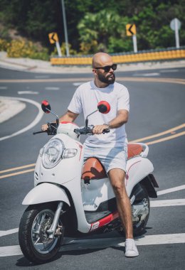 Motosikletli şık bir genç adam..