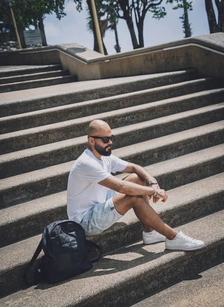 Jovem Solitário Bonito Homem Sentado Nas Escadas Parque — Fotografia de Stock