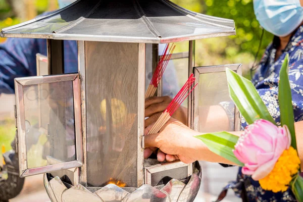 Büyük Tayland Tapınağında Tütsü Yakma Ayini — Stok fotoğraf
