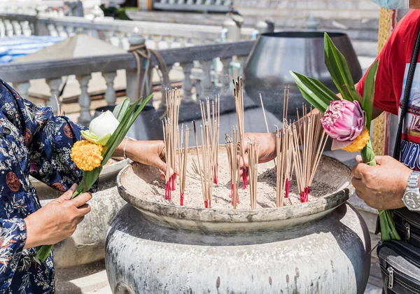 Rituel Brûler Des Bâtons Encens Grand Temple Thaïlandais — Photo