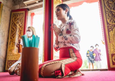 Büyük Budist tapınağındaki güzel Asyalı kız geleneksel kostüm giymiş..